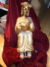 Скульптура сидящей девушки